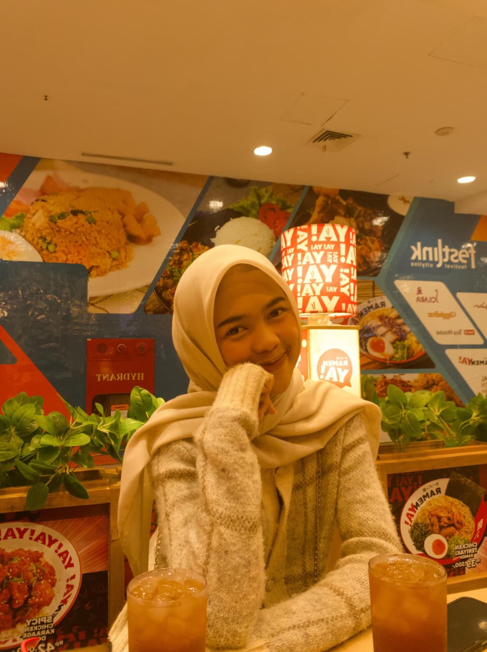 Foto potret perempuan tersenyum